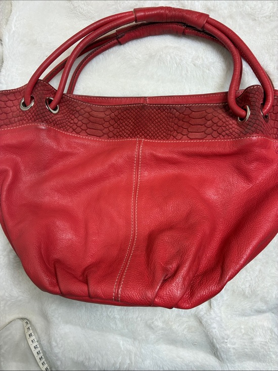 Innue Handbags - Stylish Red Leather Shoulder Bag with Textured Trim